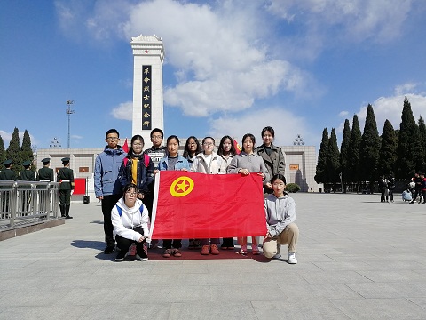 C:\Users\Administrator\Desktop\文学院清明扫墓活动\文学院清明扫墓活动2.jpg