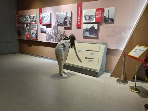 C:\Users\Administrator\Desktop\文学院清明扫墓活动\文学院清明扫墓活动3.jpg