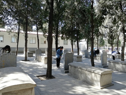 C:\Users\Administrator\Desktop\文学院清明扫墓活动\文学院清明扫墓活动4.jpg
